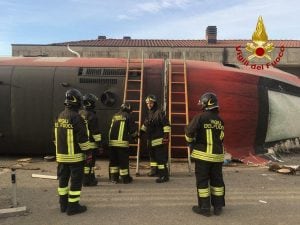 Vigili del fuoco al lavoro sul treno deragliato