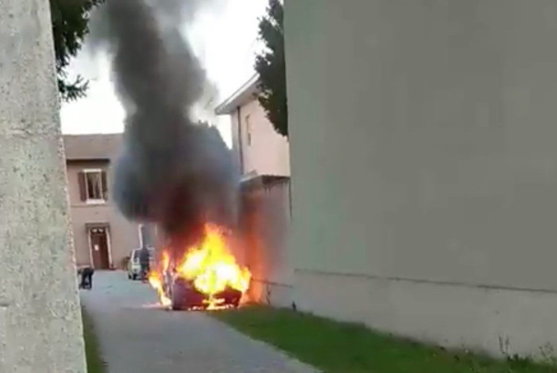 L’auto andata a fuoco