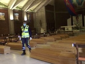 Bare di defunti con Covid–19 nella chiesa di Seriate (Immagine di repertorio)