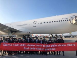 Il volo arrivato dalla Cina (Ambasciata cinese via Twitter)
