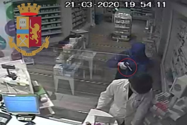 Il giovane rapinatore "pentito" in azione
