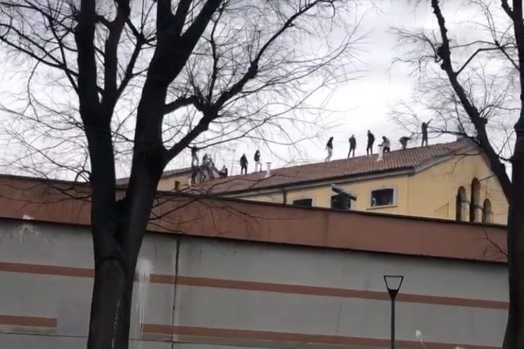 Le immagini dei detenuti in rivolta nel carcere di San Vittore