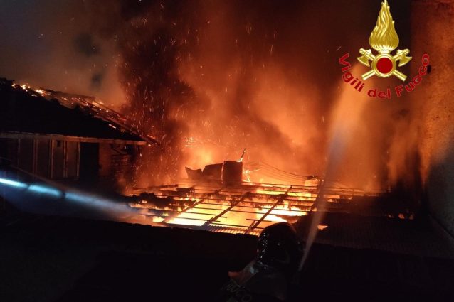 I vigili del fuoco impegnati a domare le fiamme (Foto Vv.Ff)