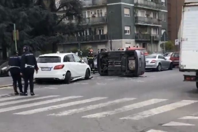 L’auto incidentata in via Primaticcio (foto via social)