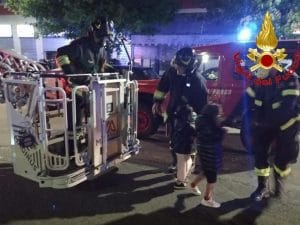 Incendio all’alba a San Siro, fiamme e fumo da un appartamento: evacuato un intero palazzo