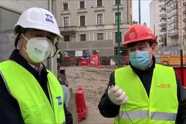 Il sindaco di Milano Beppe Sala (a sinistra) in un sopralluogo nel cantiere De Amicis della metro M4