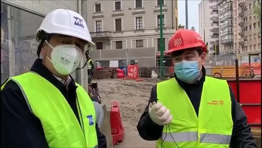 Il sindaco di Milano Beppe Sala (a sinistra) in un sopralluogo nel cantiere De Amicis della metro M4