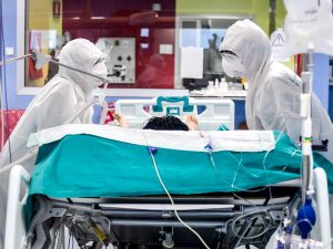 La terapia intensiva dell’ospedale Bassini di Cinisello Balsamo (Foto LaPresse)