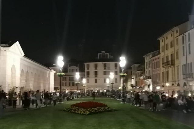 Movida in piazzale Arnaldo a Brescia (Foto dalla pagina Facebook del sindaco Del Bono)
