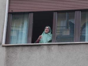Silvia Romano saluta dalla finestra di casa sua a Milano (Foto: Giancristofaro/Fanpage.it)