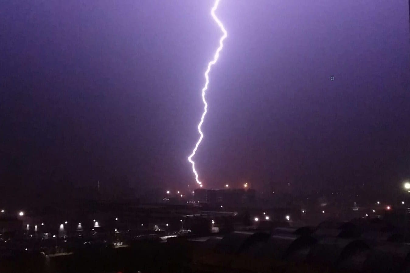 Un fulmine su Milano la scorsa notte (foto Fanpage)