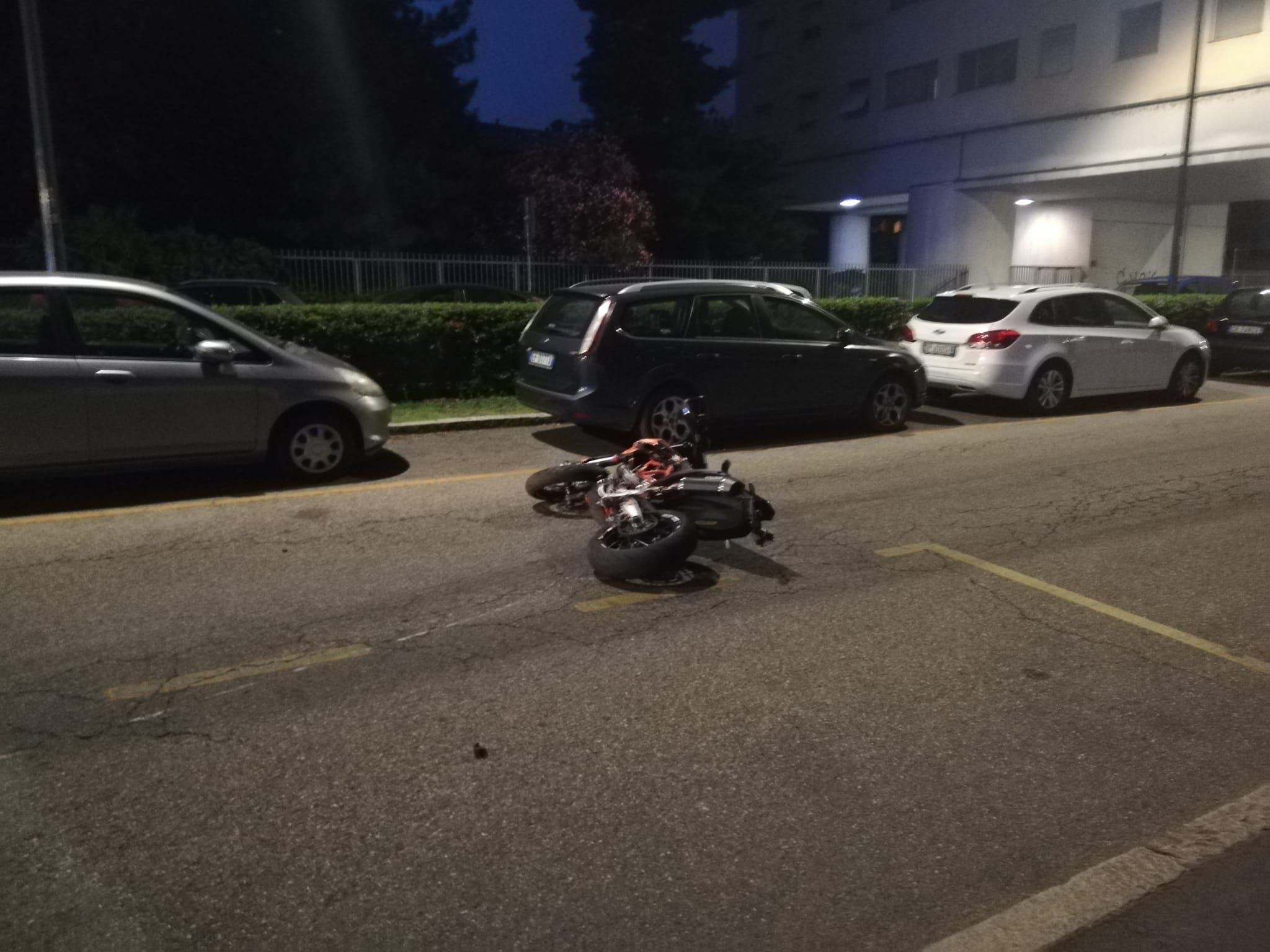 Milano, brutto incidente tra un'auto e una moto: centauro in codice ...