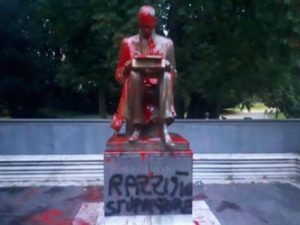 La statua di Indro Montanelli imbrattata di vernice