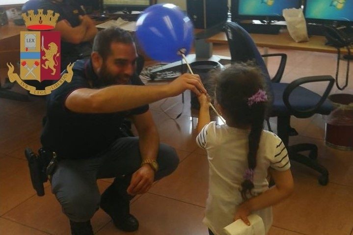 Milano, bimba di 5 anni esce di casa e si allontana da sola: la polizia ...