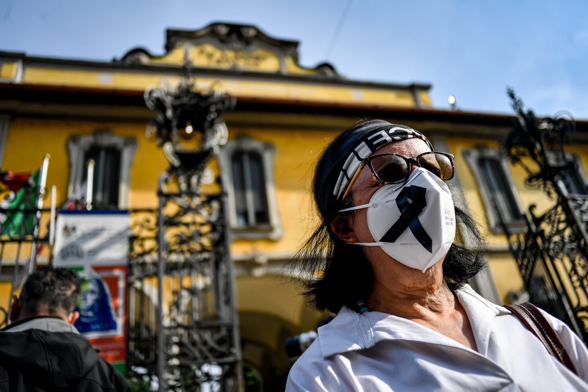 Protesta fuori dal Pio Albergo Trivulzio