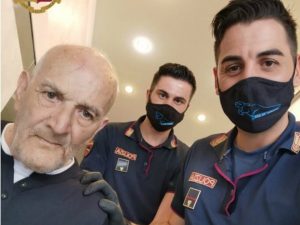 Nonno Giacomo con i suoi nuovi amici (Foto: Questura di Milano)