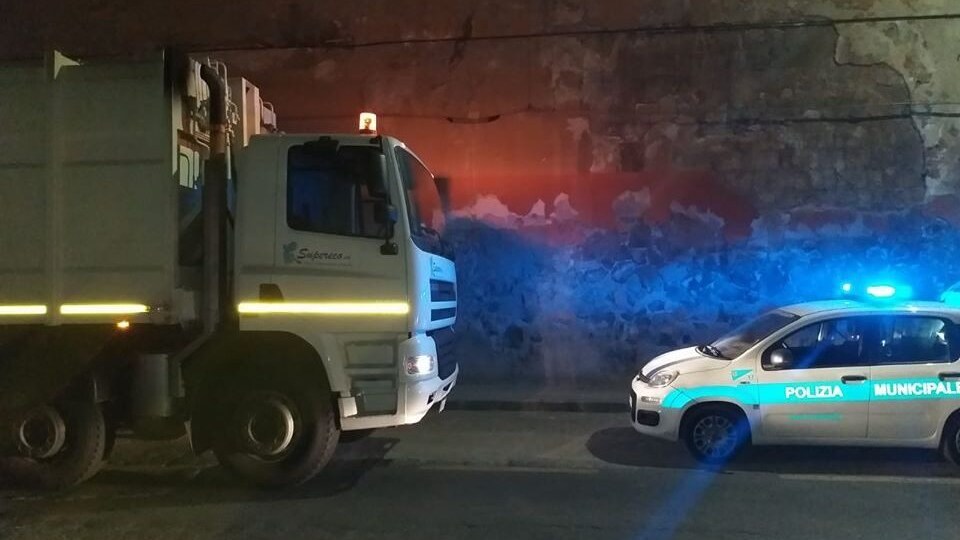 Uno dei camion fermati dalla municipale e multati.