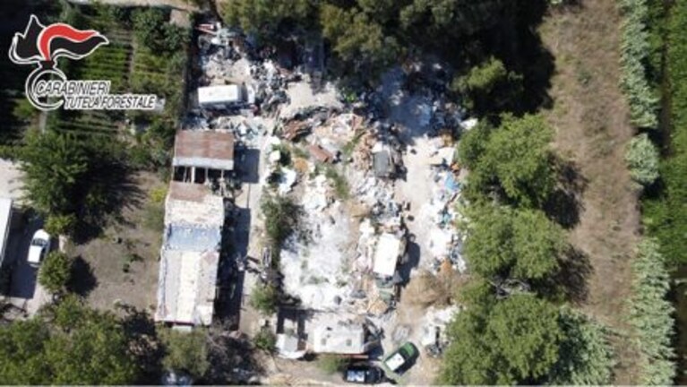La discarica abusiva scoperta e sequestrata dai carabinieri in località Lago Lucrino.