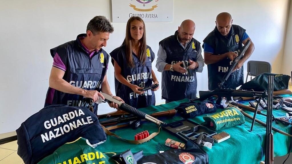 La Guardia di Finanza di Aversa con le divise e le armi sequestrate al gruppo.