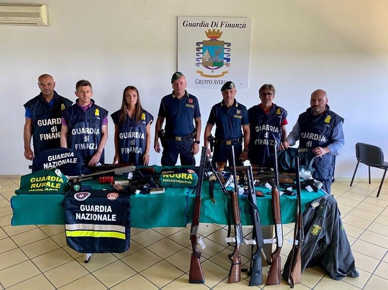 La Guardia di Finanza di Aversa con le divise e le armi sequestrate al gruppo.