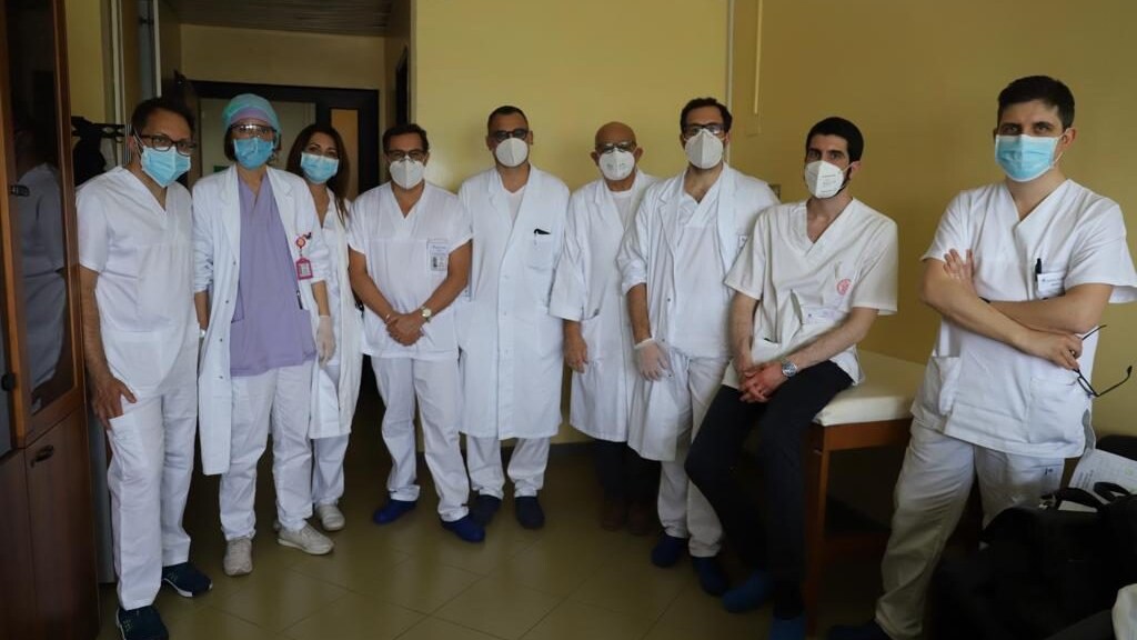 L'equipe medica che ha salvato l'infermiera.