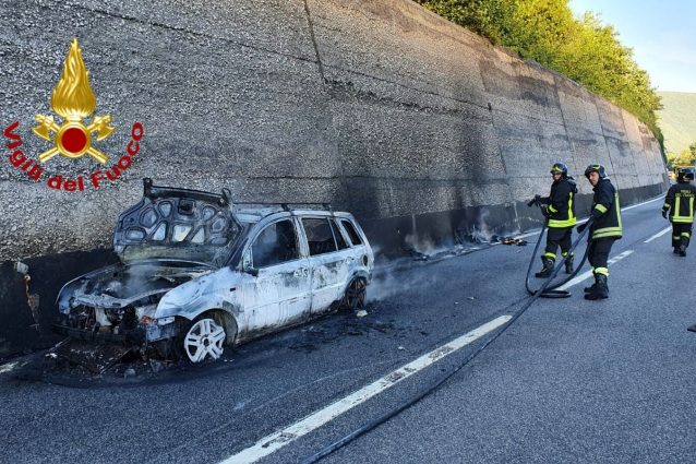 L'automobile andata in fiamme sull'A16 Napoli–Bari all'altezza di Monteforte Irpino.