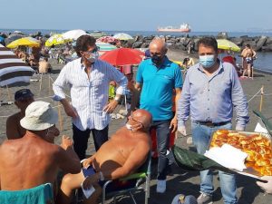 Il sindaco di Portici in spiaggia per i tradizionali auguri di Ferragosto.