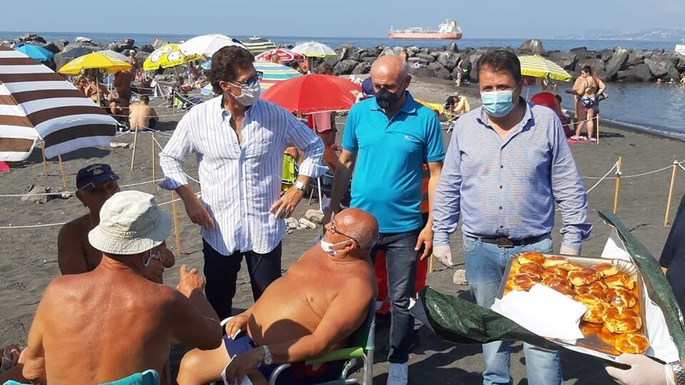 Il sindaco di Portici in spiaggia per i tradizionali auguri di Ferragosto.
