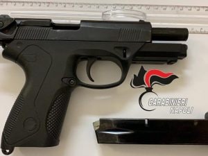 La pistola ritrovata nella cameretta del 16enne ai Quartieri Spagnoli.
