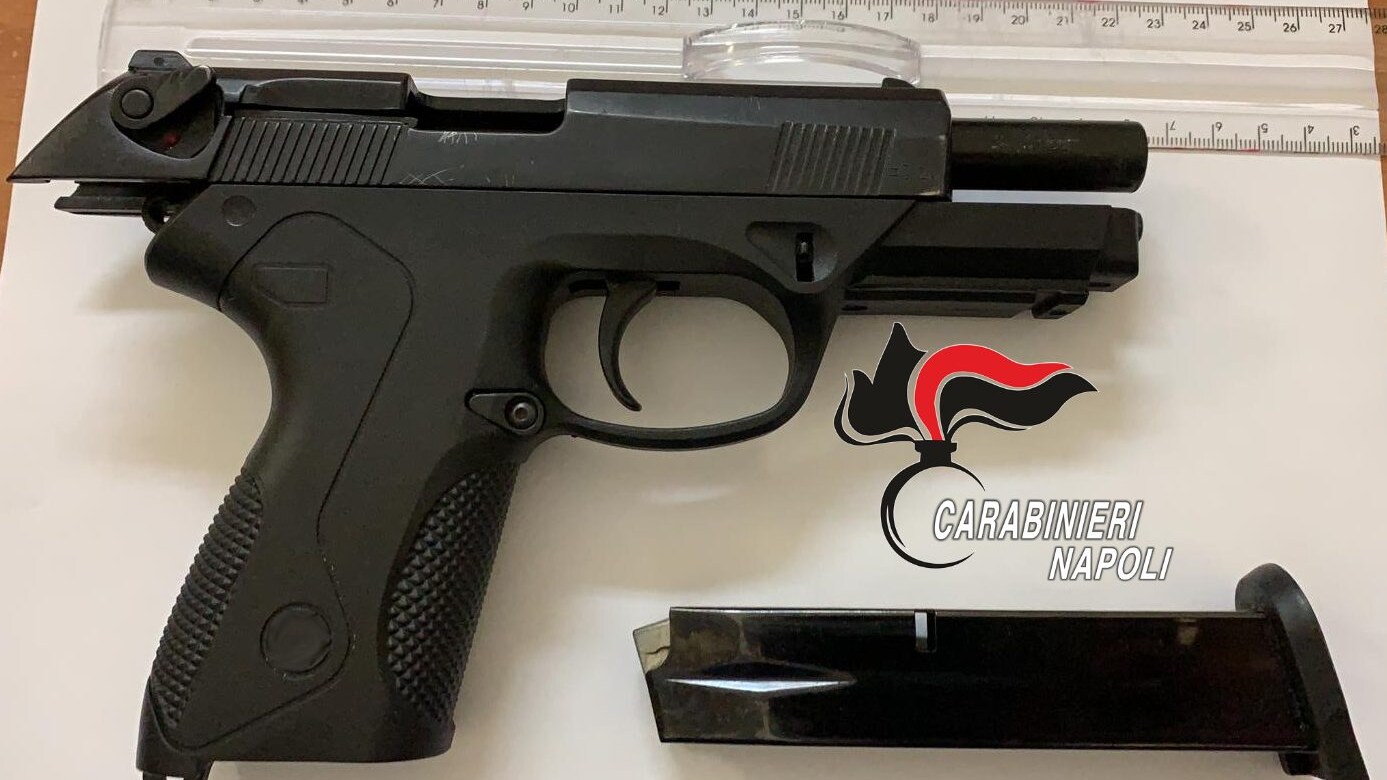 La pistola ritrovata nella cameretta del 16enne ai Quartieri Spagnoli.