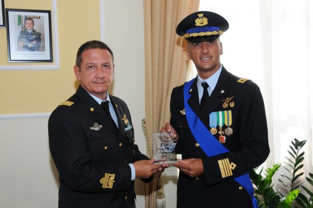 Il generale Achille Cazzaniga (a sinistra) e il colonnello Vittorio Vicari (a destro), nuovo comandante dell'aeroporto di Capodichino.