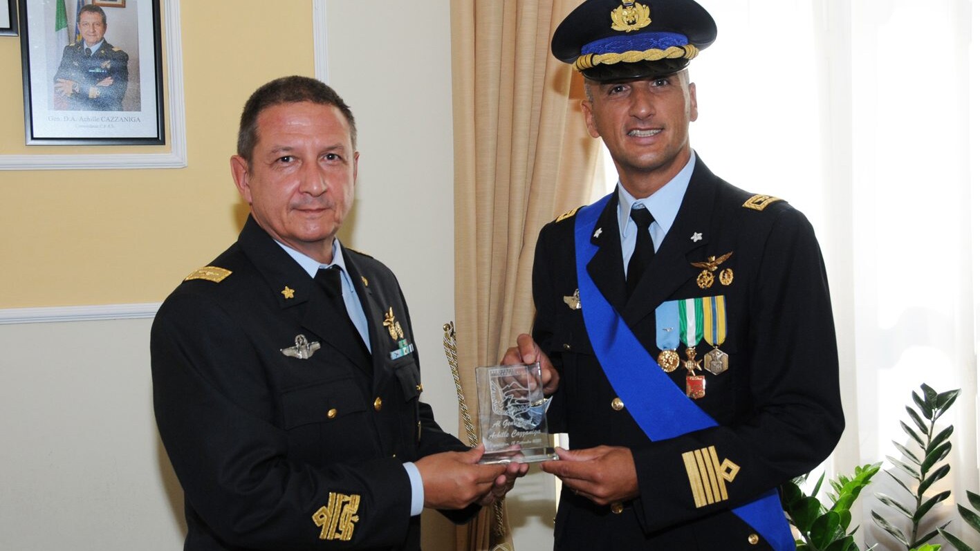 Il generale Achille Cazzaniga (a sinistra) e il colonnello Vittorio Vicari (a destro), nuovo comandante dell'aeroporto di Capodichino.