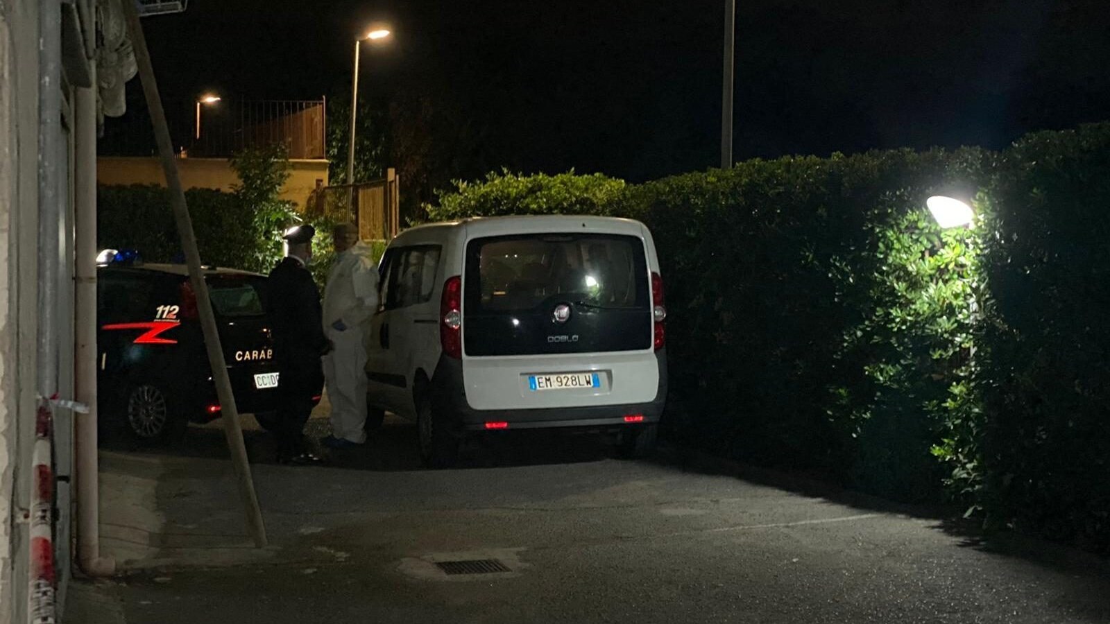 Forze dell'ordine sul posto del ritrovamento del corpo del neonato morto. [Foto / Fanpage.it]