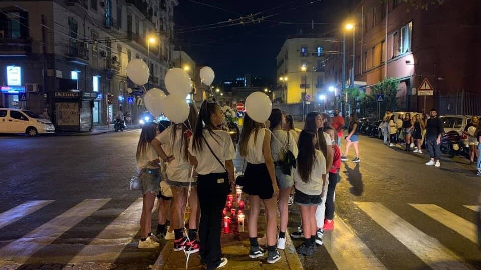 Le amiche di Maya Gargiulo sul luogo dell'incidente costatole la vita. [Foto / Fanpage.it]