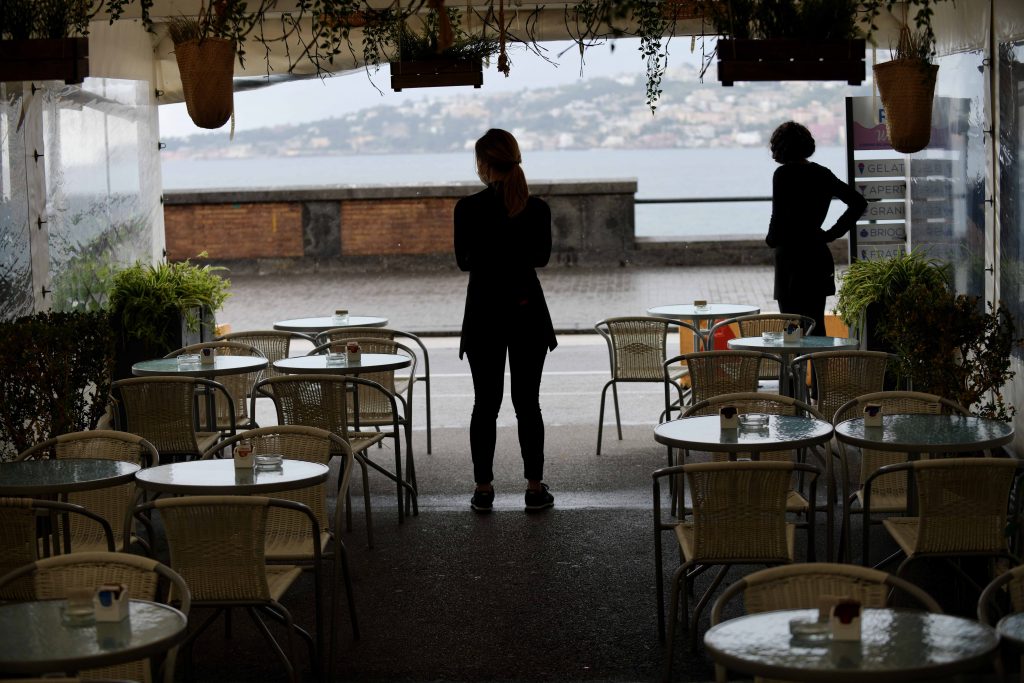 In Campania locali chiusi tutto il giorno con la zona rossa.