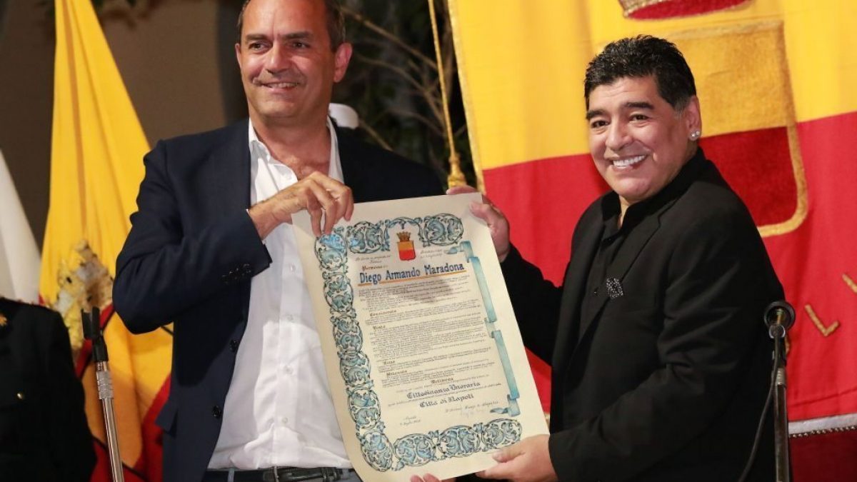 Luigi De Magistris e Diego Armando Maradona nel luglio del 2017.