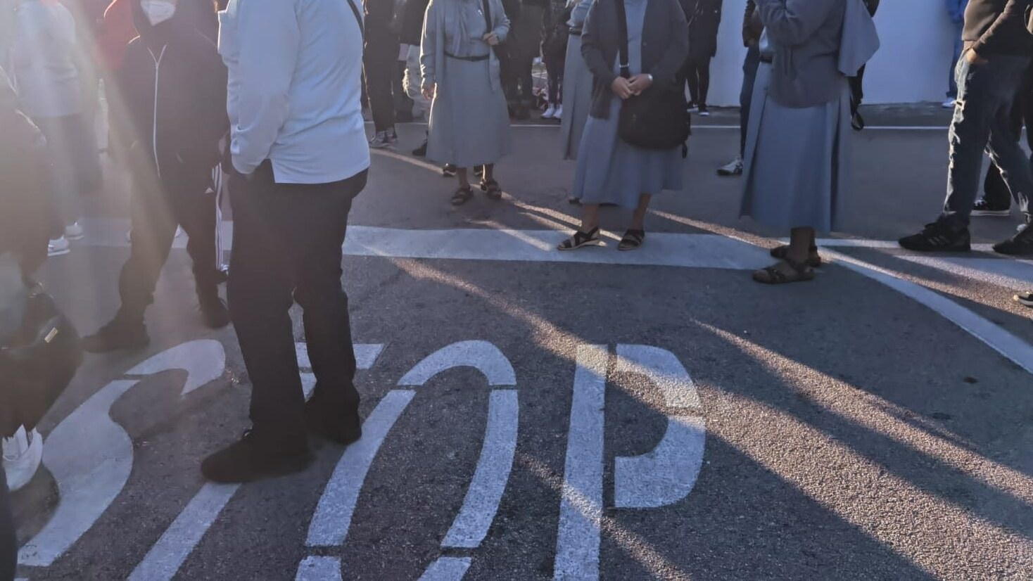 Persone in attesa dei tamponi questa mattina alla postazione del Frullone. [Foto di C. Benincasa / Fanpage.it]