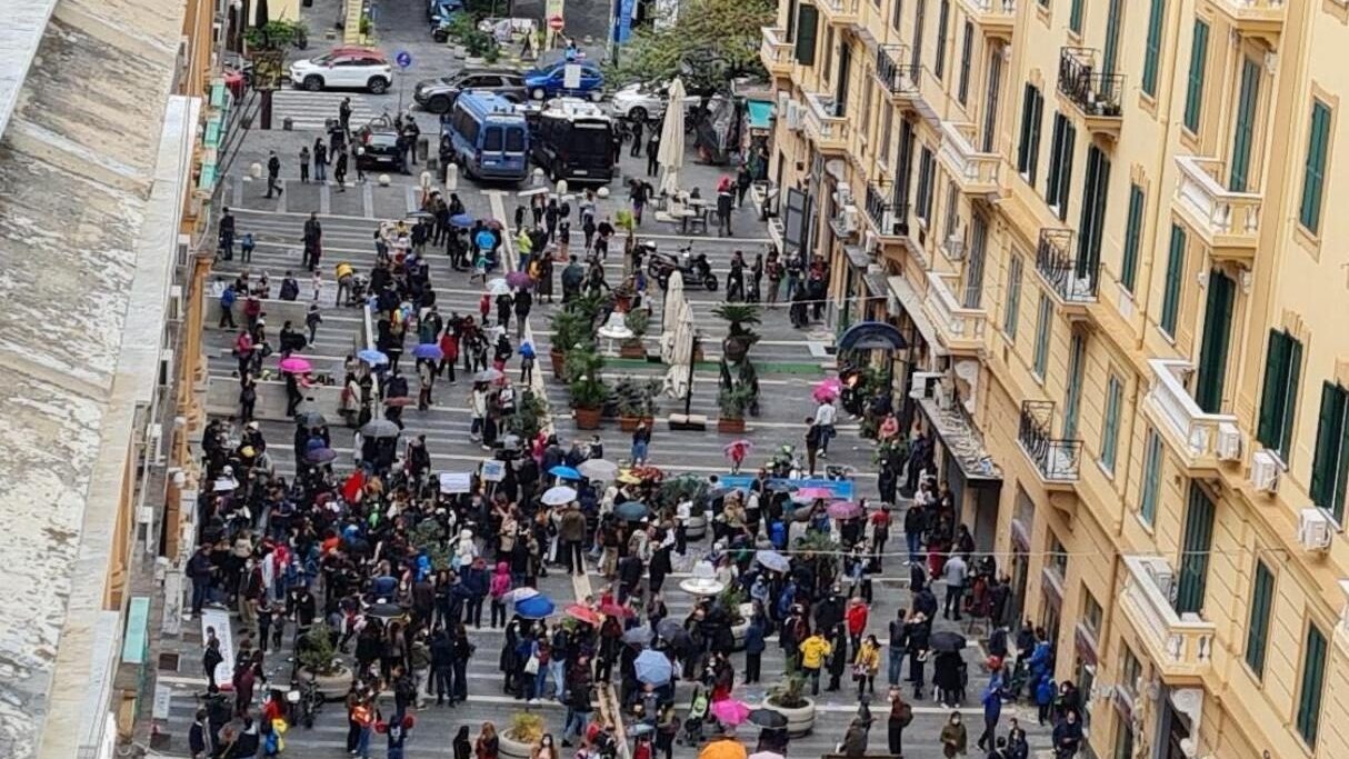 La protesta delle madri davanti alla Regione Campania per la chiusura delle scuole, oggi 17 ottobre. [Foto / Fanpage.it]