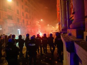 Alcune immagini della protesta di Napoli di ieri sera.