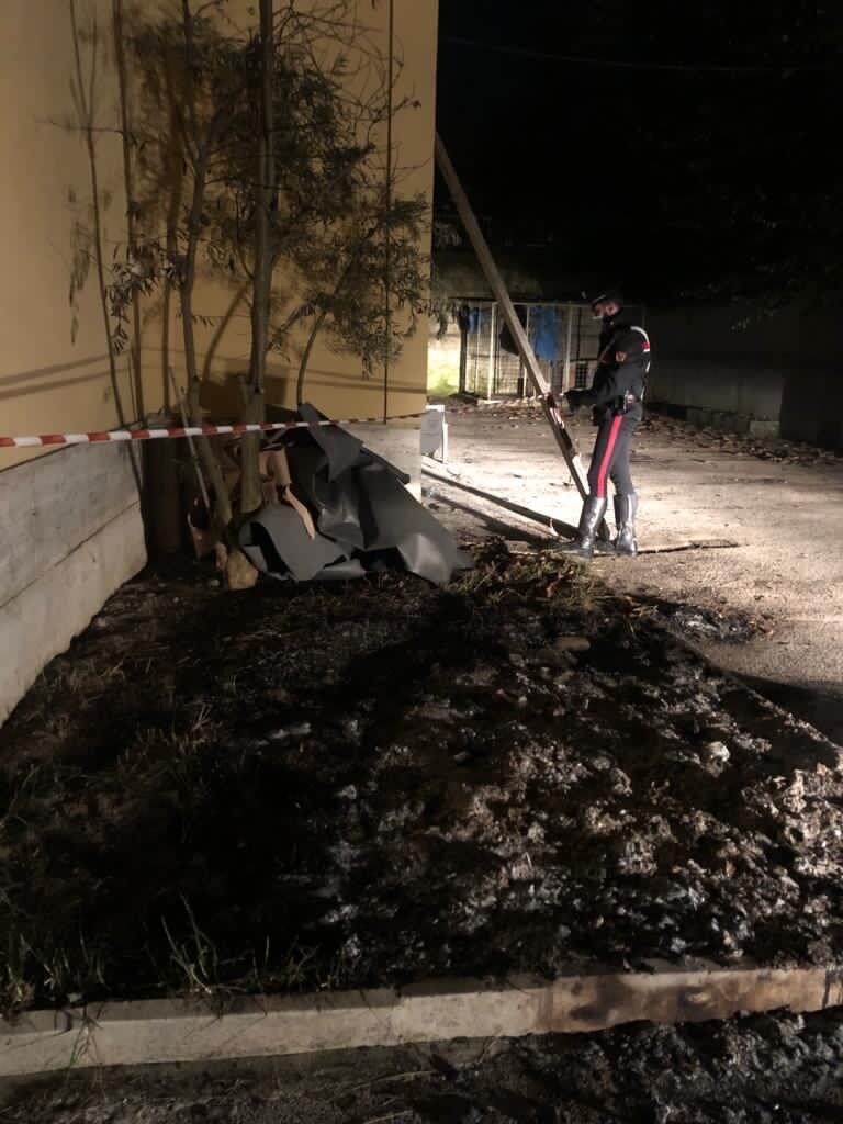 L'area dove l'uomo ha dato fuoco ai rifiuti.