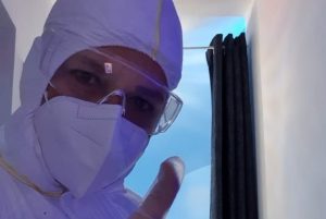 Lina Sasso a lavoro con la tuta anti–Covid19