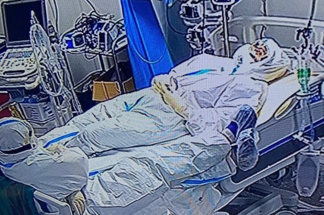 Due medici, esausti, dormono sul lettino di un reparto Covid