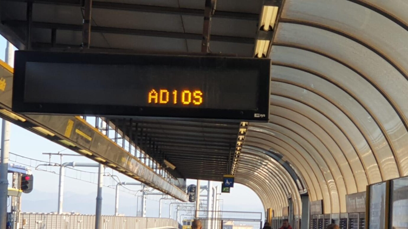 Un tabellone della metropolitana di Napoli con il saluto a Maradona.