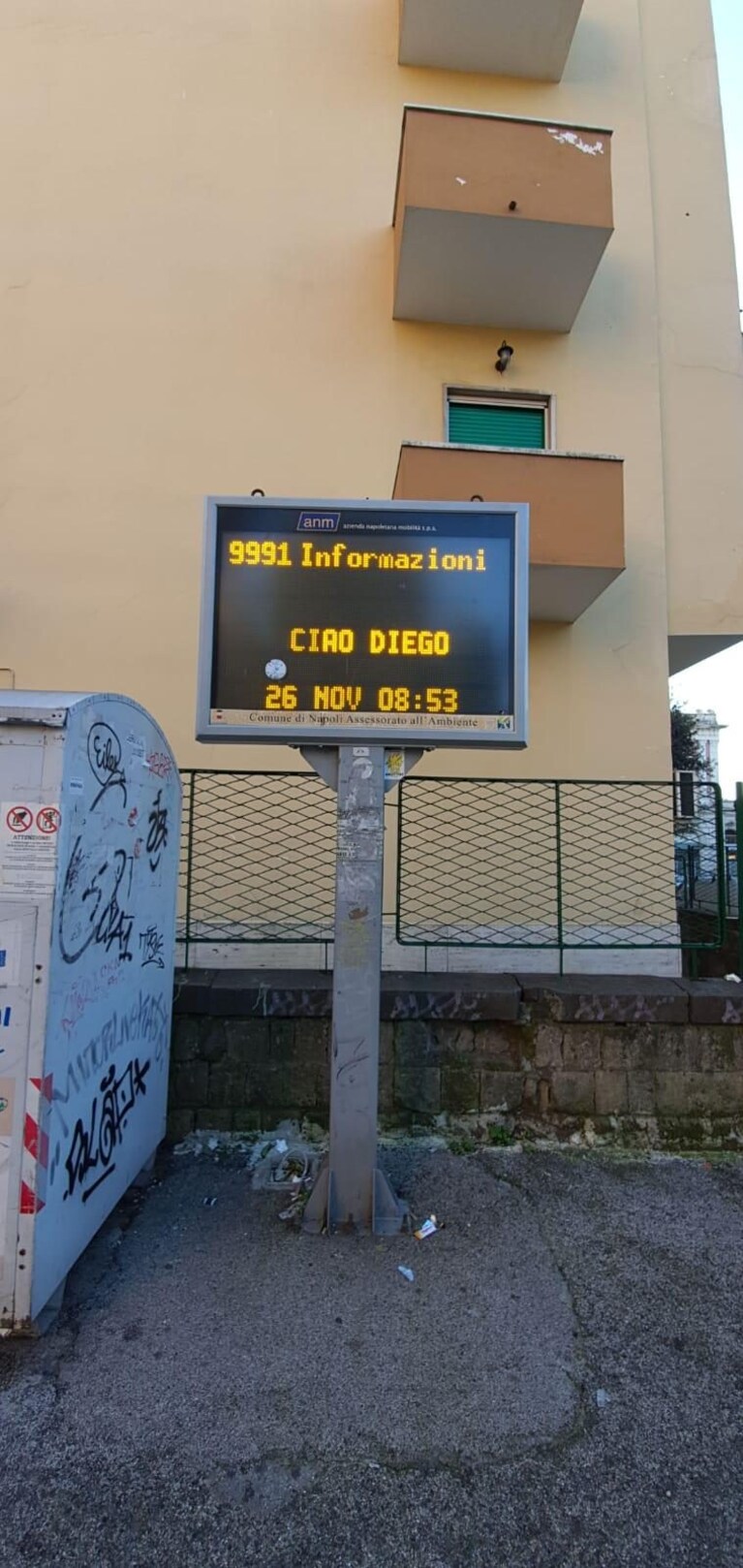 Una delle palette dell'ANM che omaggia Maradona.