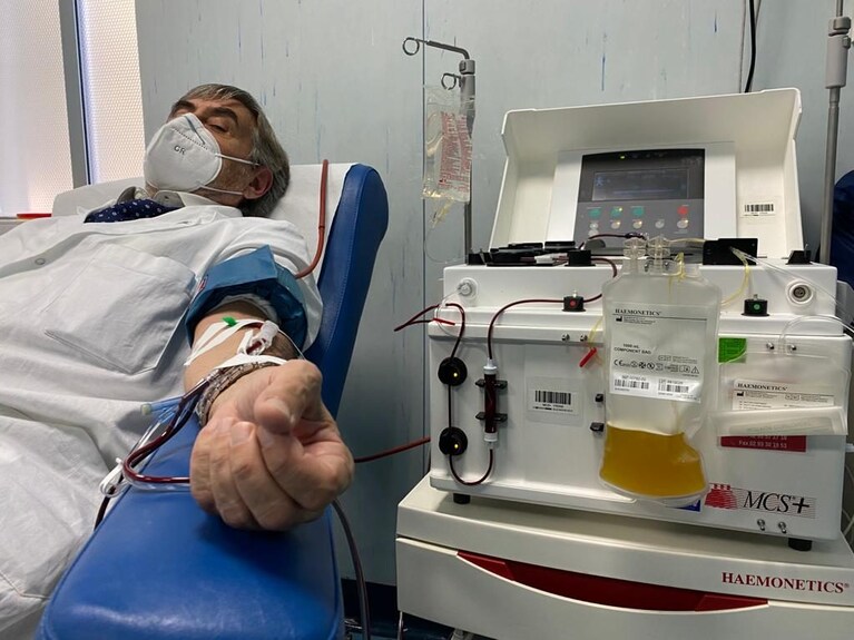 Carlo Molino, direttore dell’UOC di chirurgia generale e chirurgia del pancreas, mentre dona il plasma iperimmune.