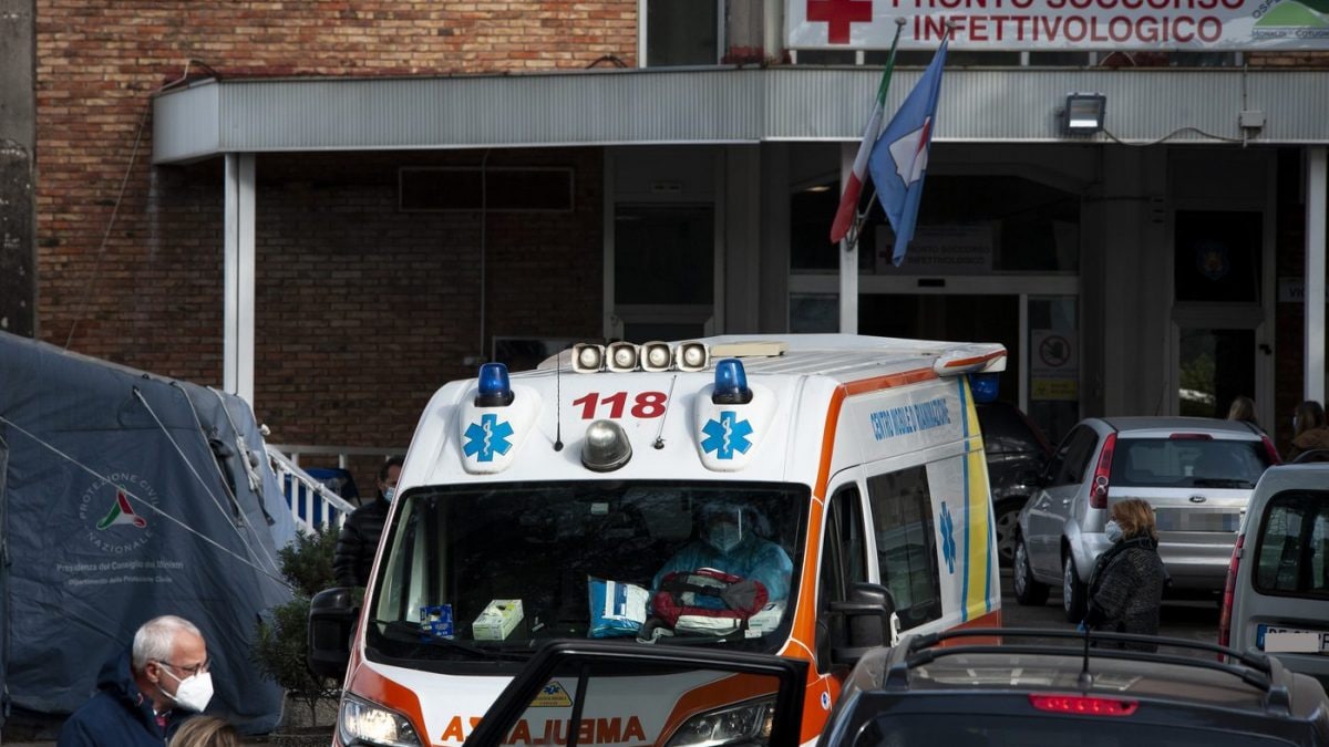 L’ingresso dell’ospedale "Cotugno"