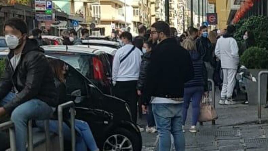 Clienti in fila a Fuorigrotta per l'ultimo sushi prima del lockdown. [Foto / Fanpage.it]