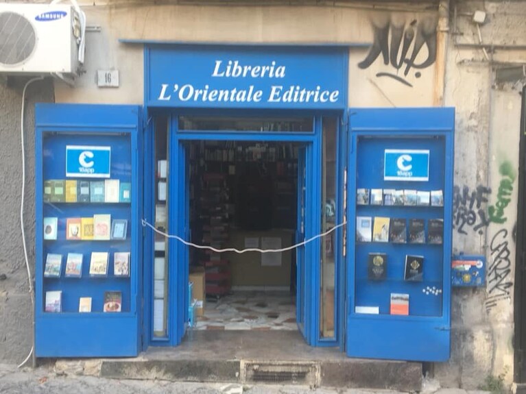 La libreria L'Orientale, chiusa da qualche giorno dopo la positività di Geppino Brunetti.