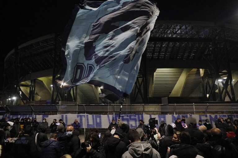 I tifosi del Napoli allo Stadio San Paolo per commemorare Diego Armando Maradona.