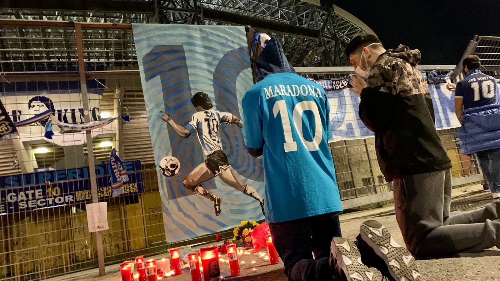 La commemorazione per Maradona allo Stadio San Paolo.
